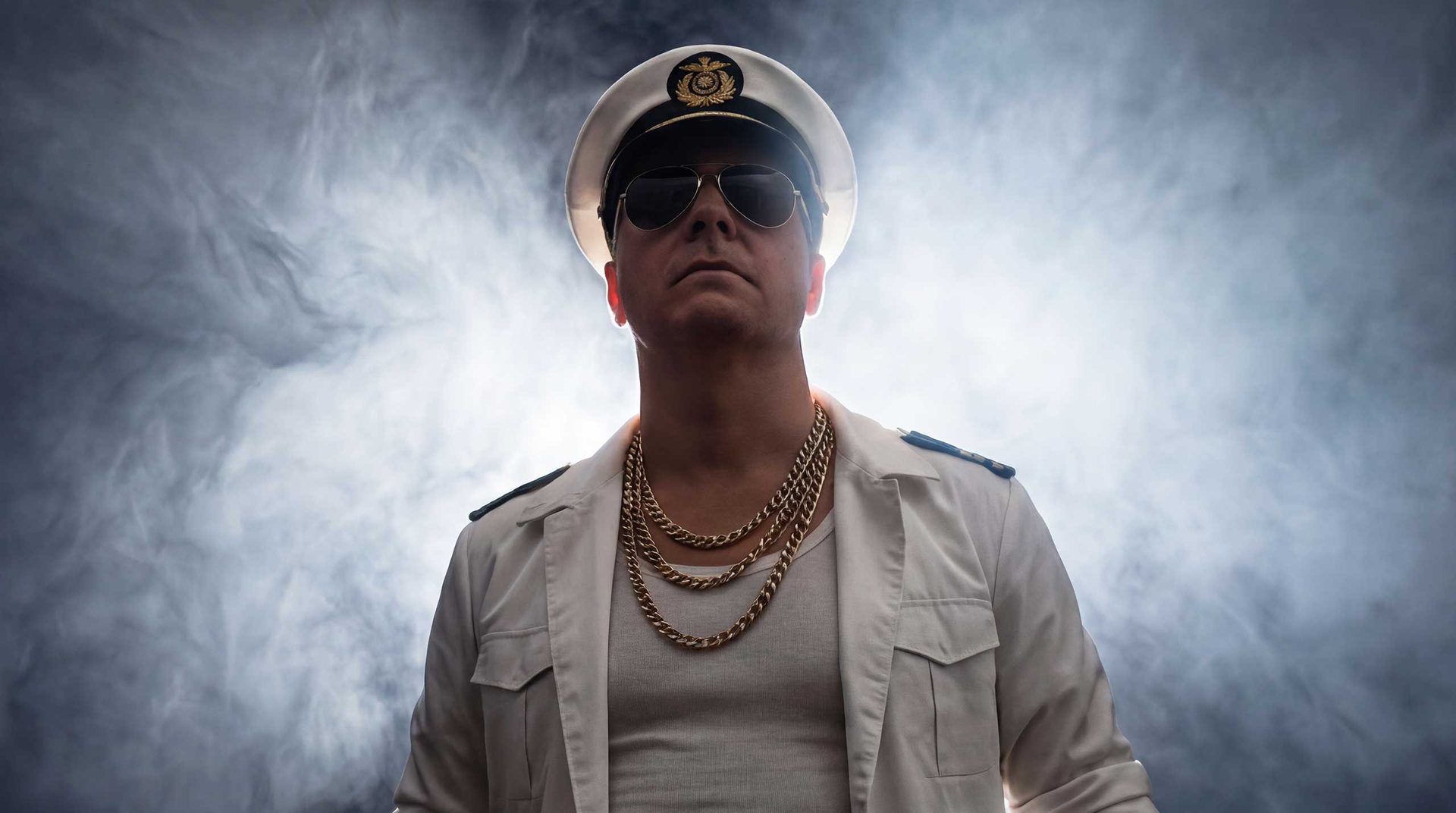 Captain Fritzz mit Kapitänsmütze auf der Bühne